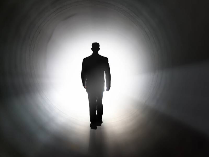 Mơ Thấy Người Chết Đánh Con Gì? Giải Mã Chuẩn Xác 4 Mơ thấy người chết sống lại có phải là điềm báo trúng lớn?