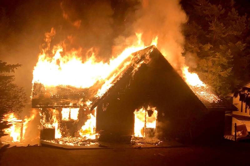 Những chi tiết phụ quan trọng trong giấc mơ cháy nhà